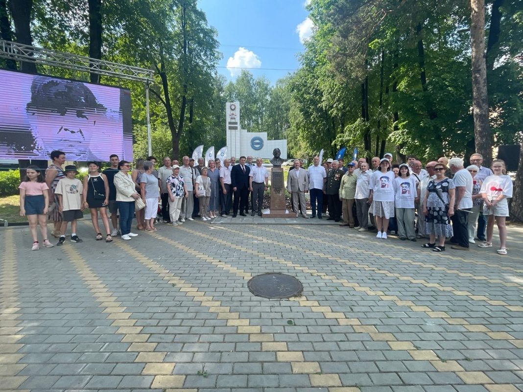 В Новоуральске открыли бюст Ефима Славского